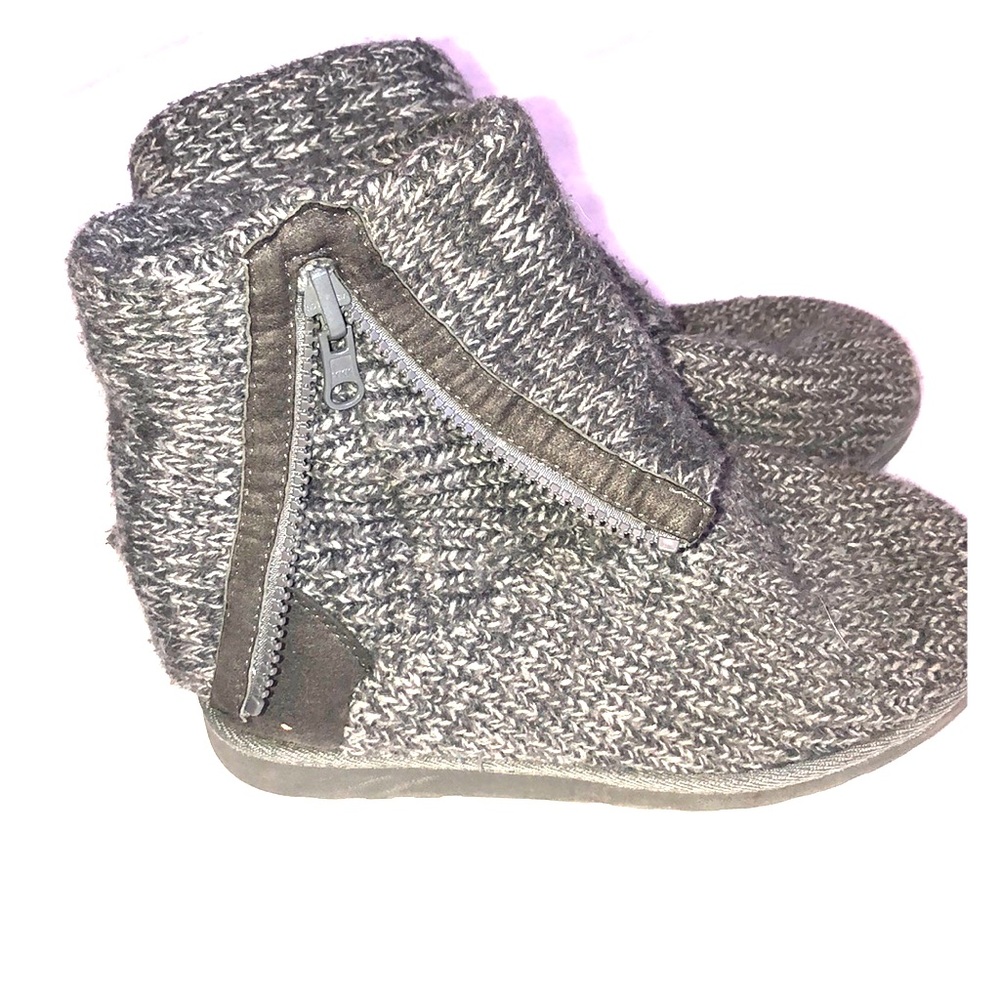 Gray knitted boots